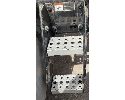 FREIGHTLINER CASCADIA 126 FRAME STEP