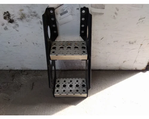 FREIGHTLINER CASCADIA 126 FRAME STEP