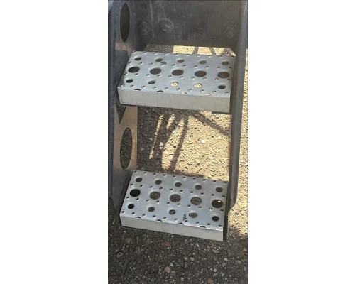 FREIGHTLINER CASCADIA 126 FRAME STEP