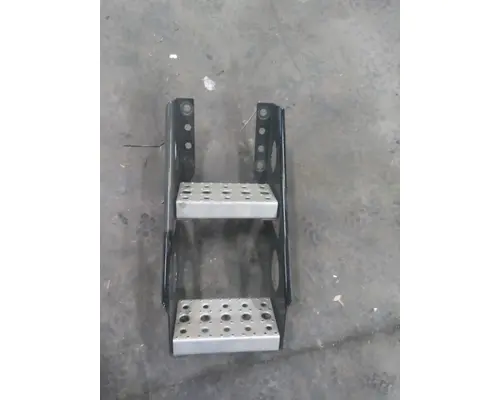 FREIGHTLINER CASCADIA 126 FRAME STEP