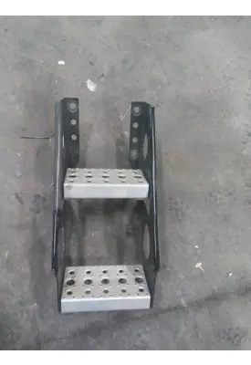 FREIGHTLINER CASCADIA 126 FRAME STEP