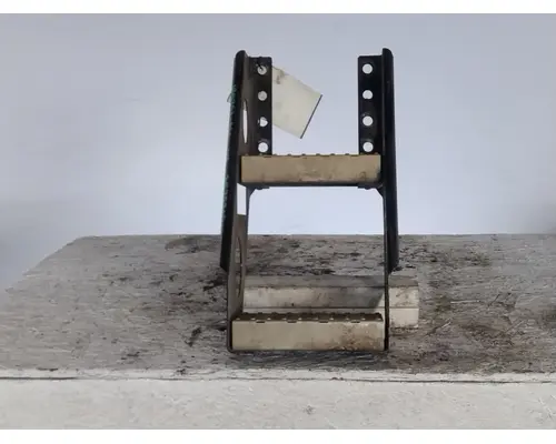 FREIGHTLINER CASCADIA 126 FRAME STEP