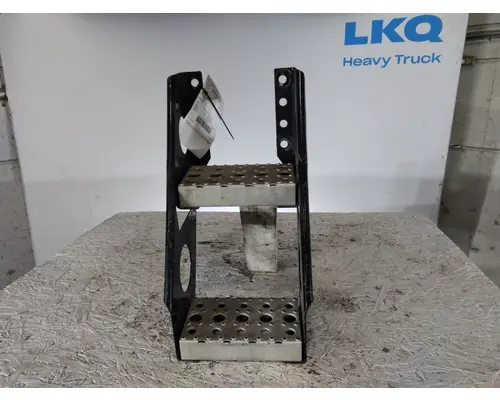 FREIGHTLINER CASCADIA 126 FRAME STEP