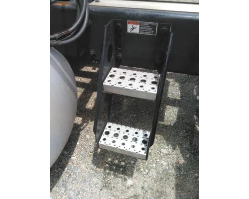 FREIGHTLINER CASCADIA 126 FRAME STEP