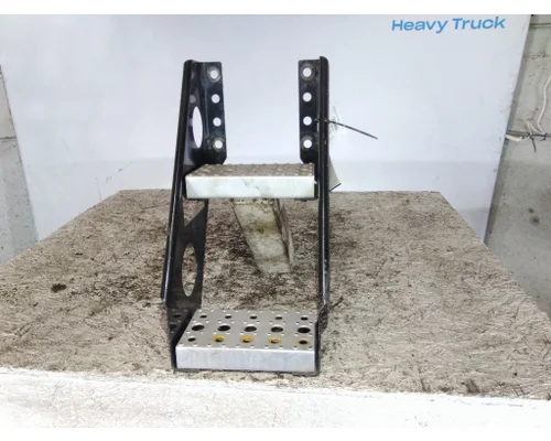 FREIGHTLINER CASCADIA 126 FRAME STEP