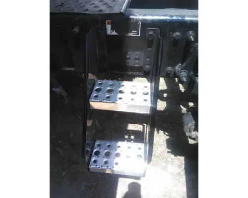 FREIGHTLINER CASCADIA 126 FRAME STEP