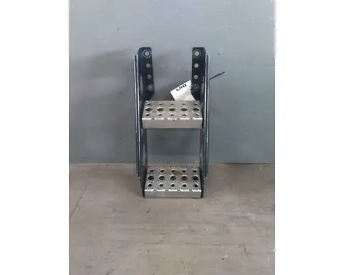FREIGHTLINER CASCADIA 126 FRAME STEP