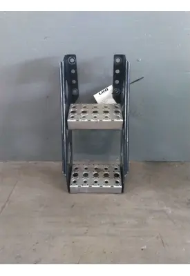 FREIGHTLINER CASCADIA 126 FRAME STEP