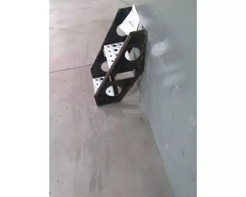 FREIGHTLINER CASCADIA 126 FRAME STEP