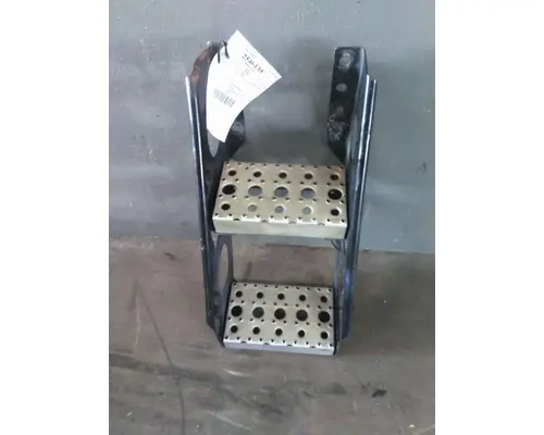 FREIGHTLINER CASCADIA 126 FRAME STEP