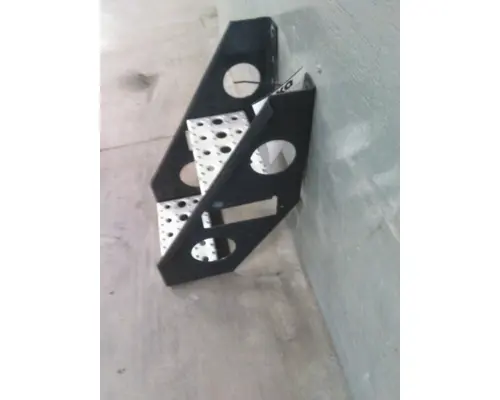 FREIGHTLINER CASCADIA 126 FRAME STEP