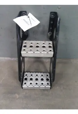 FREIGHTLINER CASCADIA 126 FRAME STEP