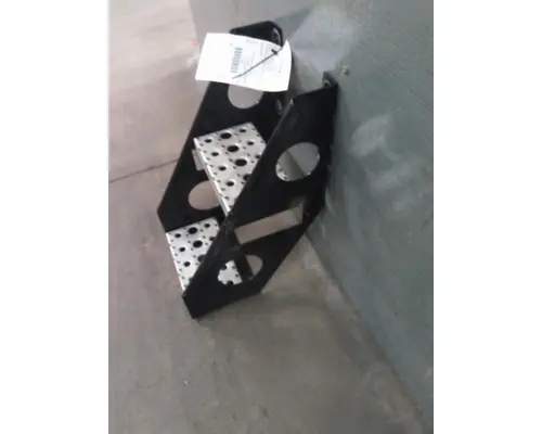 FREIGHTLINER CASCADIA 126 FRAME STEP