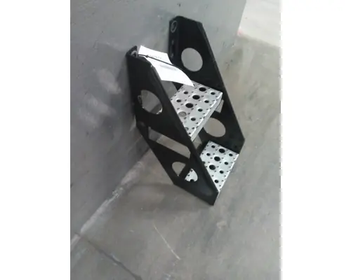 FREIGHTLINER CASCADIA 126 FRAME STEP