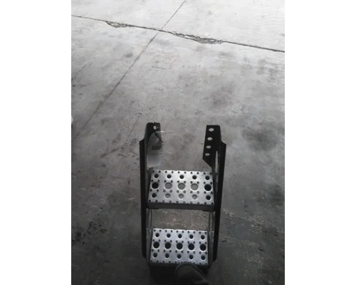 FREIGHTLINER CASCADIA 126 FRAME STEP