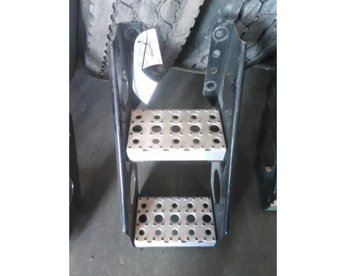 FREIGHTLINER CASCADIA 126 FRAME STEP
