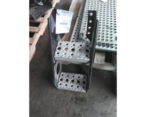 FREIGHTLINER CASCADIA 126 FRAME STEP