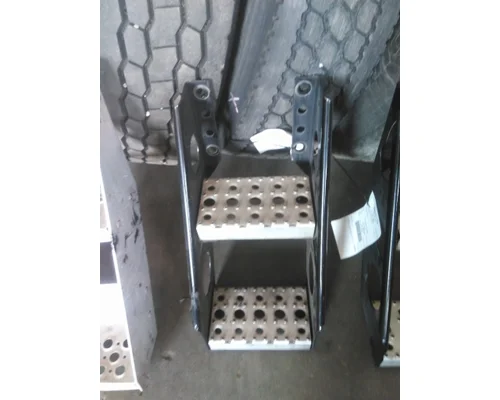 FREIGHTLINER CASCADIA 126 FRAME STEP