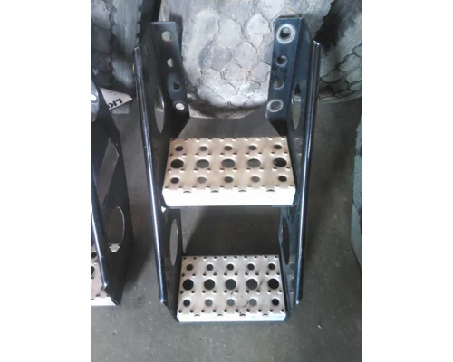 FREIGHTLINER CASCADIA 126 FRAME STEP