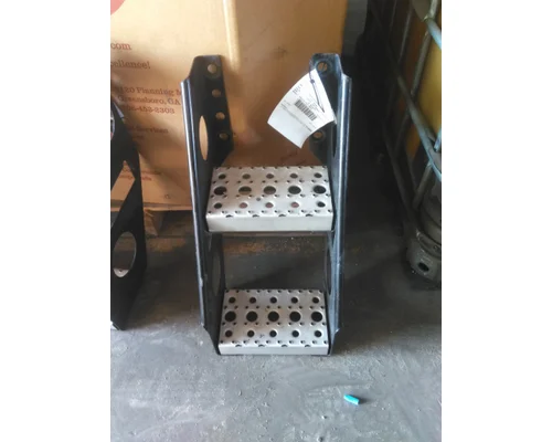 FREIGHTLINER CASCADIA 126 FRAME STEP