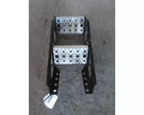 FREIGHTLINER CASCADIA 126 FRAME STEP