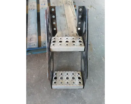 FREIGHTLINER CASCADIA 126 FRAME STEP