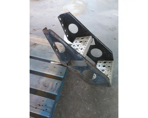 FREIGHTLINER CASCADIA 126 FRAME STEP