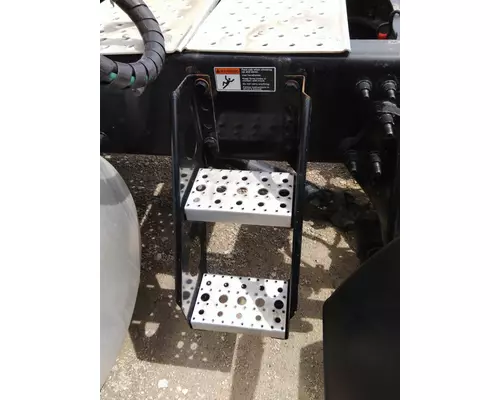 FREIGHTLINER CASCADIA 126 FRAME STEP