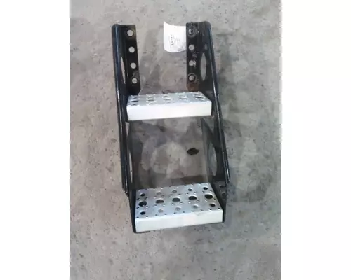 FREIGHTLINER CASCADIA 126 FRAME STEP