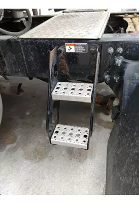 FREIGHTLINER CASCADIA 126 FRAME STEP