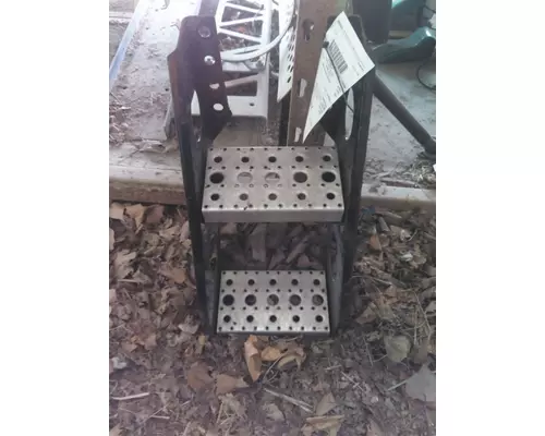 FREIGHTLINER CASCADIA 126 FRAME STEP