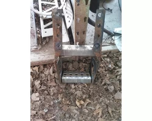 FREIGHTLINER CASCADIA 126 FRAME STEP