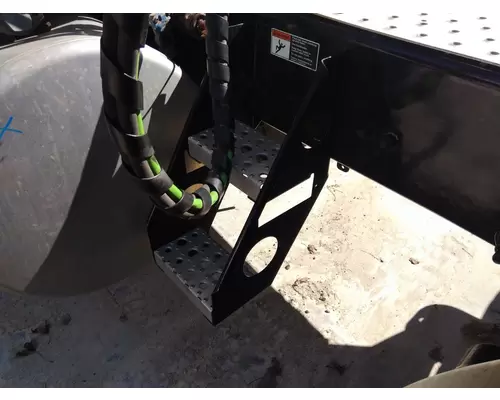 FREIGHTLINER CASCADIA 126 FRAME STEP