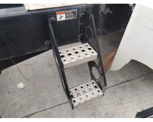 FREIGHTLINER CASCADIA 126 FRAME STEP