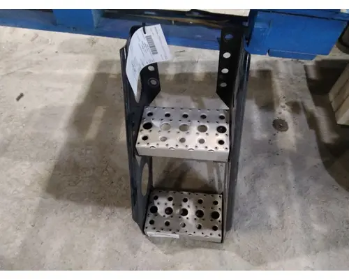 FREIGHTLINER CASCADIA 126 FRAME STEP