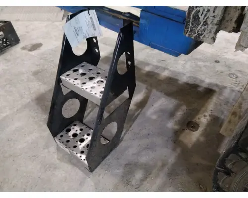 FREIGHTLINER CASCADIA 126 FRAME STEP