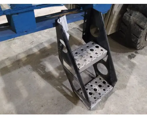 FREIGHTLINER CASCADIA 126 FRAME STEP