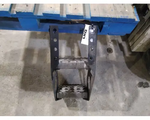 FREIGHTLINER CASCADIA 126 FRAME STEP