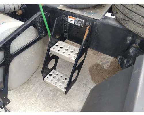 FREIGHTLINER CASCADIA 126 FRAME STEP
