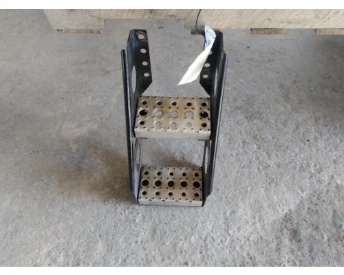 FREIGHTLINER CASCADIA 126 FRAME STEP