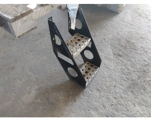 FREIGHTLINER CASCADIA 126 FRAME STEP