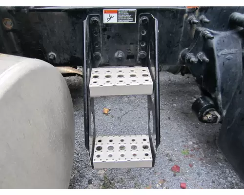 FREIGHTLINER CASCADIA 126 FRAME STEP