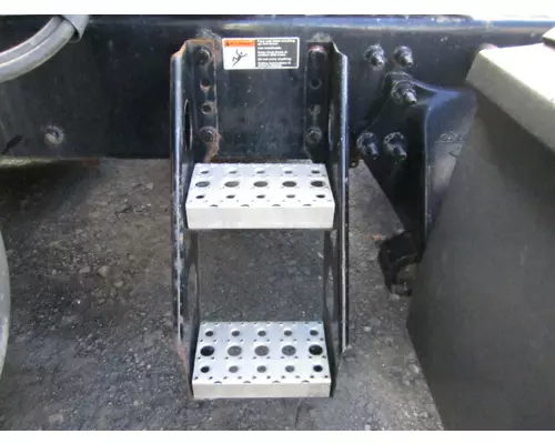 FREIGHTLINER CASCADIA 126 FRAME STEP