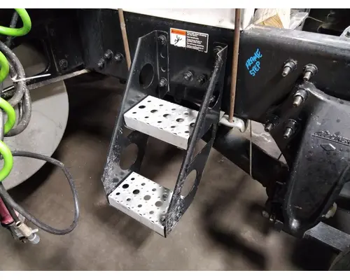 FREIGHTLINER CASCADIA 126 FRAME STEP