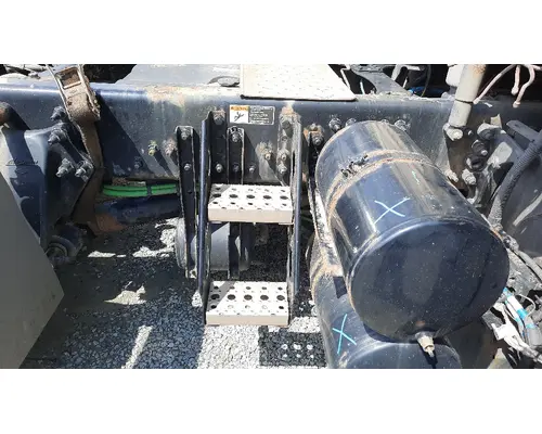 FREIGHTLINER CASCADIA 126 FRAME STEP