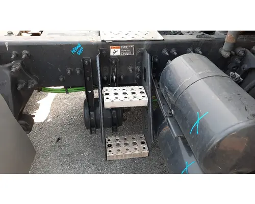 FREIGHTLINER CASCADIA 126 FRAME STEP