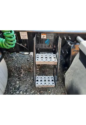 FREIGHTLINER CASCADIA 126 FRAME STEP