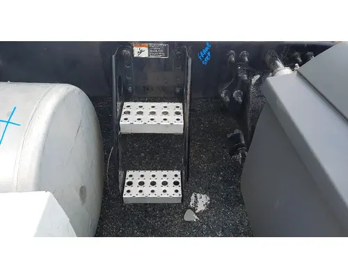 FREIGHTLINER CASCADIA 126 FRAME STEP