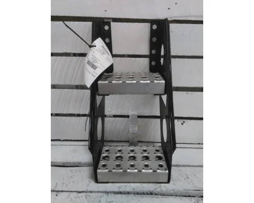 FREIGHTLINER CASCADIA 126 FRAME STEP