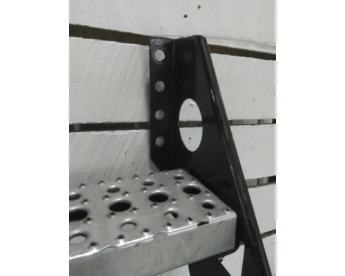 FREIGHTLINER CASCADIA 126 FRAME STEP